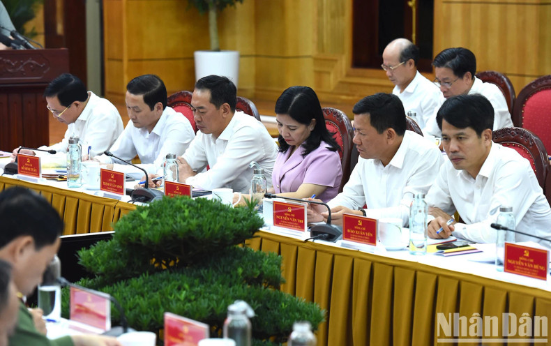 Provincial leaders attend the working session.
