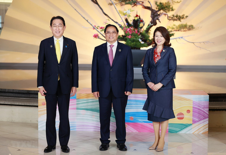 Japanese Prime Minister Kishida Fumio and his spouse welcome Vietnamese Government leader Pham Minh Chinh, to attend the G7 expanded summit. (Photo: VNA) Japanese Prime Minister Kishida Fumio and his spouse welcome Vietnamese Government leader Pham Minh Chinh, to attend the G7 expanded summit. (Photo: VNA)