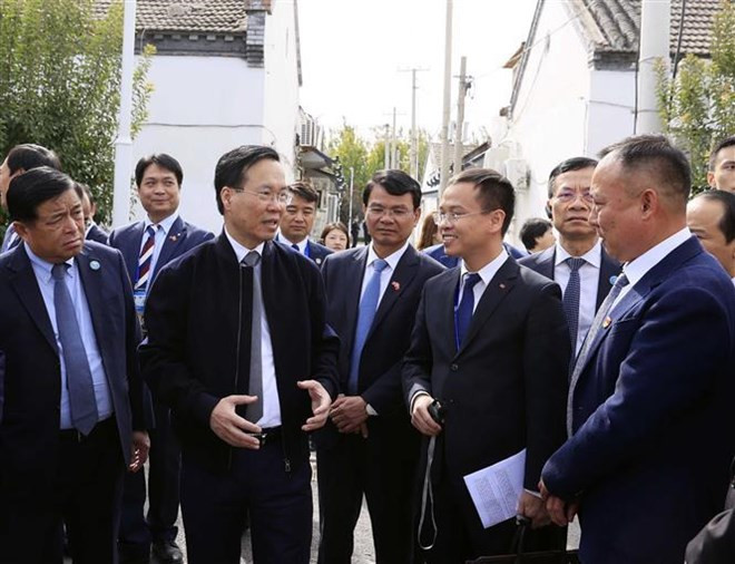 President Vo Van Thuong visits a model of new-style rural area in Xiaoludian village in Heizhuanghu township in Chaoyang district of Beijing. (Photo: VNA)