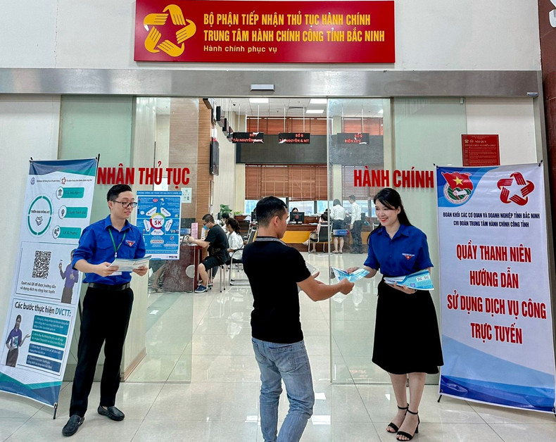 People are instructed to use online public services at Bac Ninh Provincial Public Administration Centre. People are instructed to use online public services at Bac Ninh Provincial Public Administration Centre.