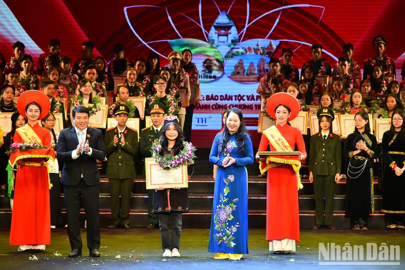Y Thanh Ha Nie Kdam, Chairman of the NA's Council for Ethnic Affairs, and Nong Thi Ha, Deputy Minister-Deputy Chairman of the Government Committee on Ethnic Minority Affairs, present certificates of merit to outstanding ethnic minority students and youths. Y Thanh Ha Nie Kdam, Chairman of the NA's Council for Ethnic Affairs, and Nong Thi Ha, Deputy Minister-Deputy Chairman of the Government Committee on Ethnic Minority Affairs, present certificates of merit to outstanding ethnic minority students and youths.