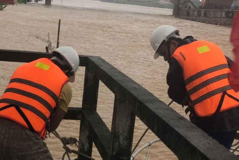 Observers at Thach Han Hydrological Station in Quang Tri Province (Central Region Hydrometeorological Station) measuring historical floods in 2020. Observers at Thach Han Hydrological Station in Quang Tri Province (Central Region Hydrometeorological Station) measuring historical floods in 2020.