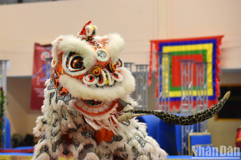 The characteristics of the lion and dragon images are also extremely vivid, expressing a wide range of emotions such as sleep, wakefulness, happiness, sadness, excitement, curiosity, anger, fear, or doubt. The characteristics of the lion and dragon images are also extremely vivid, expressing a wide range of emotions such as sleep, wakefulness, happiness, sadness, excitement, curiosity, anger, fear, or doubt.