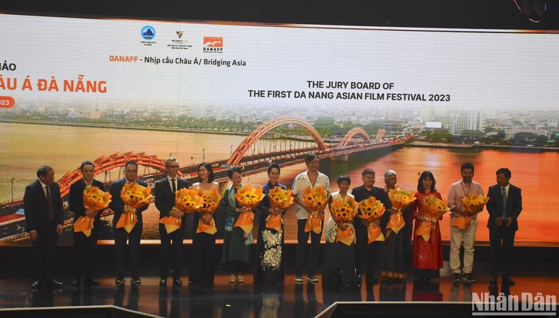 The organising committee presents flowers to the Jury.