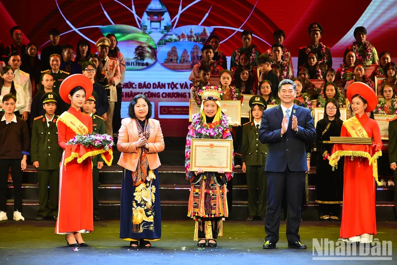 Y Vinh Tor, Deputy Minister- Deputy Chairman of the Government Committee on Ethnic Minority Affairs, and Ngo Thi Minh, Deputy Minister of Education and Training, award certificates of merit to outstanding ethnic minority students and youths. Y Vinh Tor, Deputy Minister- Deputy Chairman of the Government Committee on Ethnic Minority Affairs, and Ngo Thi Minh, Deputy Minister of Education and Training, award certificates of merit to outstanding ethnic minority students and youths.