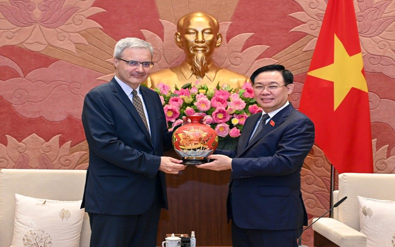 NA Chairman Vuong Dinh Hue presents a souvenir to French Ambassador Nicolas Warnery. (Photo: NDO)