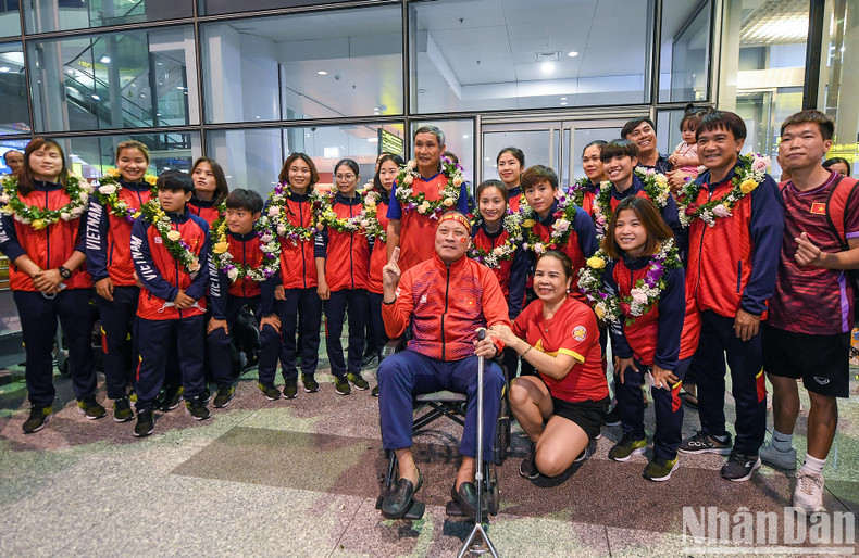 In Pictures: Vietnamese women’s football team returns home to fans’ warm welcome ảnh 8 In Pictures: Vietnamese women’s football team returns home to fans’ warm welcome ảnh 8