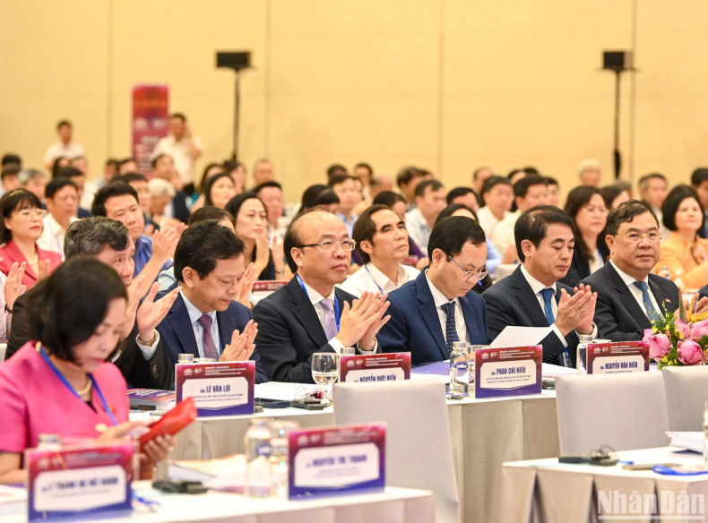 The 2023 Vietnam Socio-Economic Forum features the in-person participation of 450 delegates. The forum is also connected online with six points, at domestic academies and universities. The 2023 Vietnam Socio-Economic Forum features the in-person participation of 450 delegates. The forum is also connected online with six points, at domestic academies and universities.