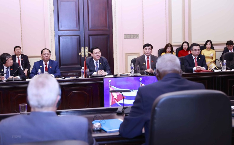 NA Chairman Vuong Dinh Hue speaks at the talks. (Photo: Doan Tan/VNA)