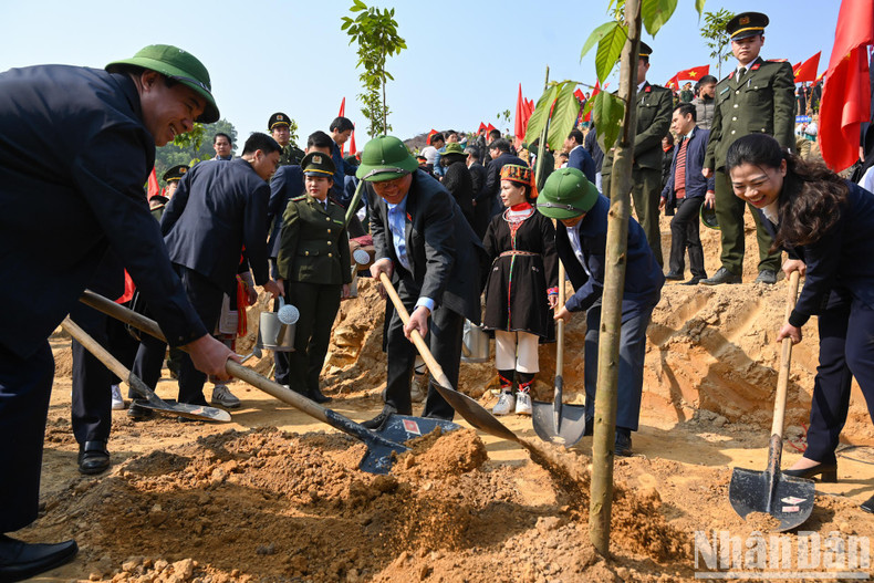 NA Chairman Vuong Dinh Hue and other delegates plant trees at the launch ceremony.
