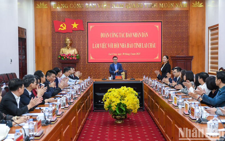 The delegation from Nhan Dan Newspaper, led by Editor-in-chief Le Quoc Minh, works with the Journalists’ Association and press agencies, in Lai Chau Province.