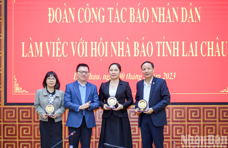 On the occasion, the delegation of Nhan Dan Newspaper presents the Banyan Tree logo to Lai Chau Provincial Journalists’ Association and press agencies.