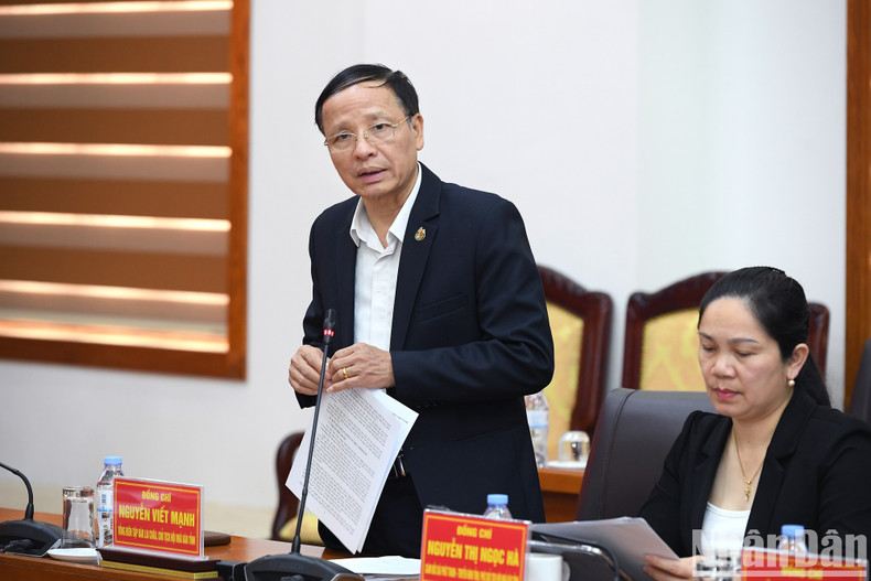 Editor-in-chief of Lai Chau Newspaper and Chairman of the Provincial Journalists’ Association Nguyen Viet Manh, speaks at the working session.