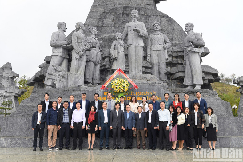 The delegates take photos at the Monument.