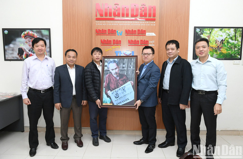 Nhan Dan Newspaper’s Editor-in-chief and other members of the working delegation visit and present gifts to the Representative Office of Nhan Dan Newspaper, in Lai Chau Province.