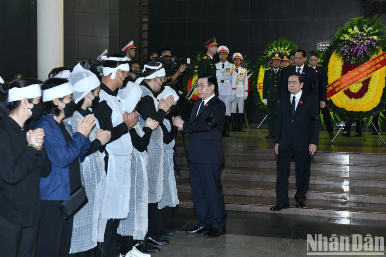 NA Chairman Vuong Dinh Hue sends condolences to the family of Senior Lieutenant General Nguyen Chi Vinh. NA Chairman Vuong Dinh Hue sends condolences to the family of Senior Lieutenant General Nguyen Chi Vinh.
