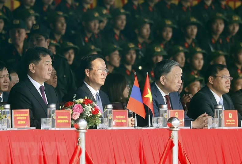 President Vo Van Thuong and Mongolian President Ukhnaagiin Khurelsukh are watching Cavalry Mobile Police soldiers performing martial arts on horsebacks. (Photo: VNA)
