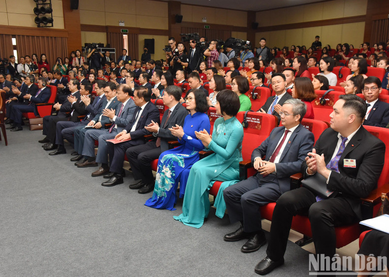 Officials, lecturers, and students of Foreign Trade University at the meeting.