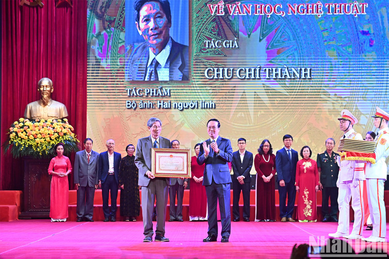President Vo Van Thuong presents Ho Chi Minh Awards to authors and representatives from the authors’ families. President Vo Van Thuong presents Ho Chi Minh Awards to authors and representatives from the authors’ families.