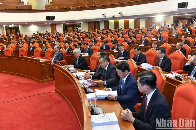 The delegates attend the plenum.