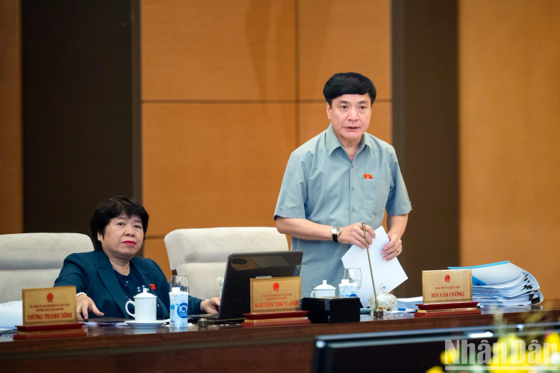 Secretary General and Chairman of the NA Office Bui Van Cuong speaks at the session.