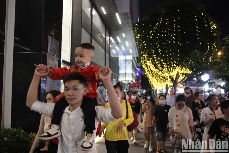 People flock to Ho Chi Minh City's centre. (Photo: Linh Bao - The Anh) Foreign tourists visit the Tet book street on New Year's Eve. (Photo: Linh Bao-The Anh)