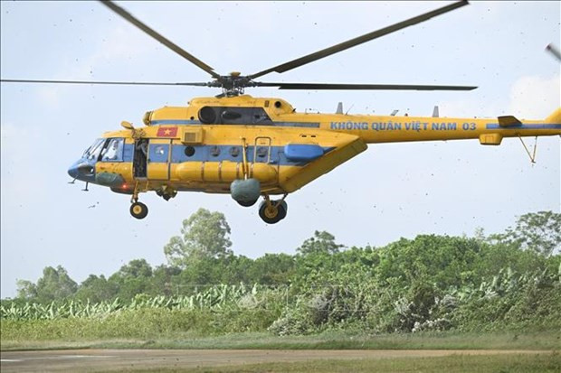 A helicopter carries the injured to the field hospital for treatment. (Photo: VNA) A helicopter carries the injured to the field hospital for treatment. (Photo: VNA)