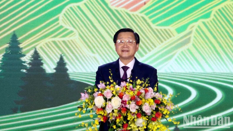 Deputy PM Le Minh Khai speaks at the ceremony.