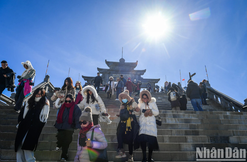 Thousands of tourists have flocked to the sacred peak of Fansipan to admire the magical sea of clouds on New Year holidays.