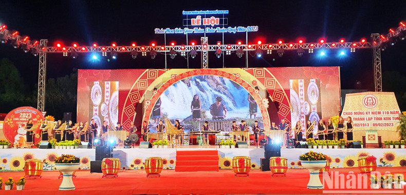 Artists perform at a concert highlighting Central Highlands folk instruments. (Photo: Phuc Thang)