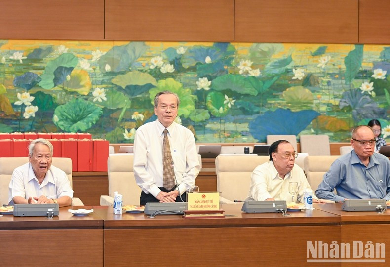 Comrade Tran Thanh Khiem speaks at the meeting.