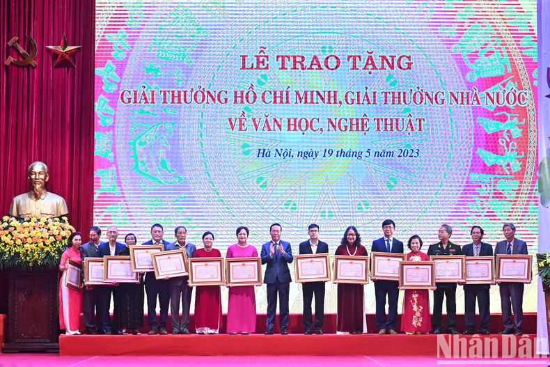 President Vo Van Thuong presents Ho Chi Minh Awards to authors and representatives from the authors’ families. President Vo Van Thuong presents Ho Chi Minh Awards to authors and representatives from the authors’ families.
