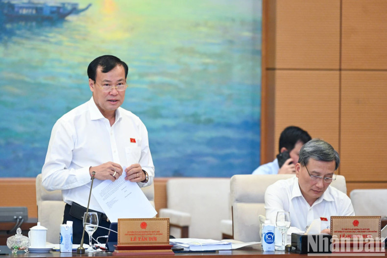 Chairman of the NA's Committee for National Defence and Security Le Tan Toi presents a speech at the event.