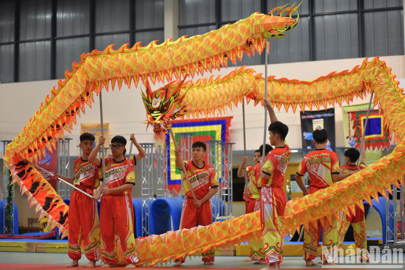 At the invitation of the Vietnamese Cultural Centre in Paris (France), the Vietnam Lion - Dragon Federation organised training sessions on lion and dragon dance in Paris, with the enthusiastic participation of martial artists from various Vietnamese martial arts sects in Europe. At the invitation of the Vietnamese Cultural Centre in Paris (France), the Vietnam Lion - Dragon Federation organised training sessions on lion and dragon dance in Paris, with the enthusiastic participation of martial artists from various Vietnamese martial arts sects in Europe.