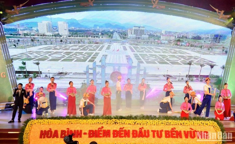 An art performance opens the conference. An art performance opens the conference.