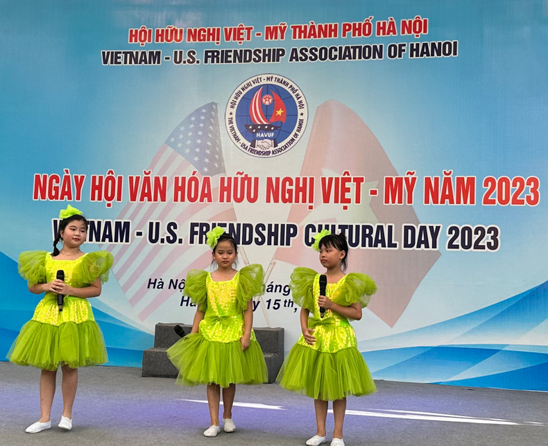 Students from Trang An High-Quality Primary School sings the song "Girl on Fire" at the event. Students from Trang An High-Quality Primary School sings the song "Girl on Fire" at the event.