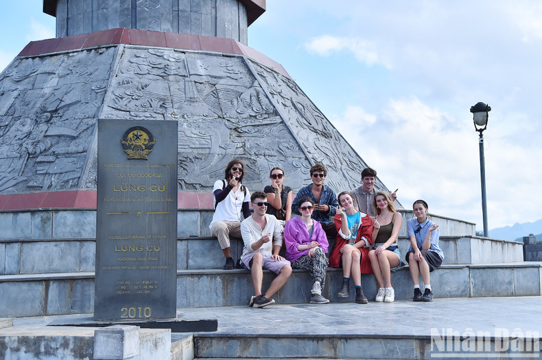 From Lo Lo Chai Village, the Lung Cu Flagpole can be clearly viewed 1km away. Therefore, foreign tourists also want to set foot near the relic, considered a sacred symbol of Vietnam's sovereignty. From Lo Lo Chai Village, the Lung Cu Flagpole can be clearly viewed 1km away. Therefore, foreign tourists also want to set foot near the relic, considered a sacred symbol of Vietnam's sovereignty.