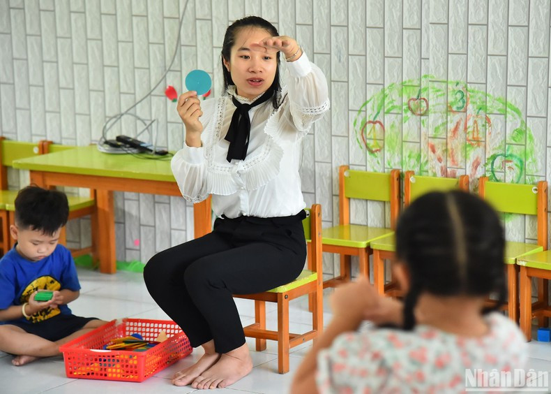 With a special love for children, all preschool teachers patiently guide their children. With a special love for children, all preschool teachers patiently guide their children.