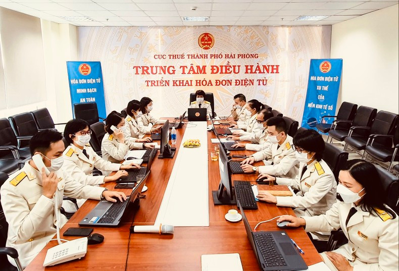 Hai Phong Tax Department drastically deploys e-invoices and facilitates taxpayers to fulfill their budget obligations. (Photo: NDO)