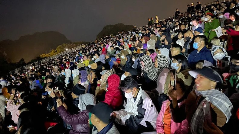 Thousands of locals and visitors flock to the festival. (Photo: XUAN TRUONG)