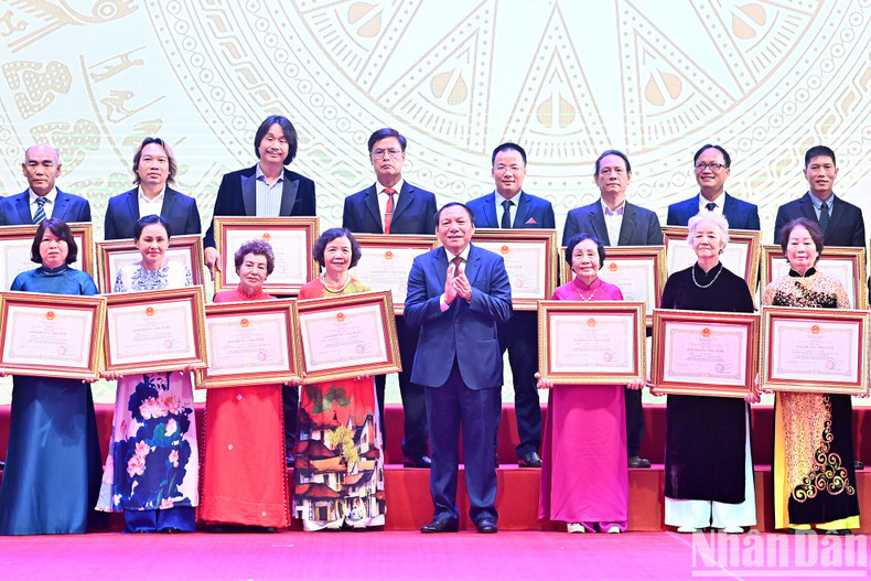Minister of Culture, Sports and Tourism Nguyen Van Hung presents State Awards to authors and representatives from the authors’ families. Minister of Culture, Sports and Tourism Nguyen Van Hung presents State Awards to authors and representatives from the authors’ families.