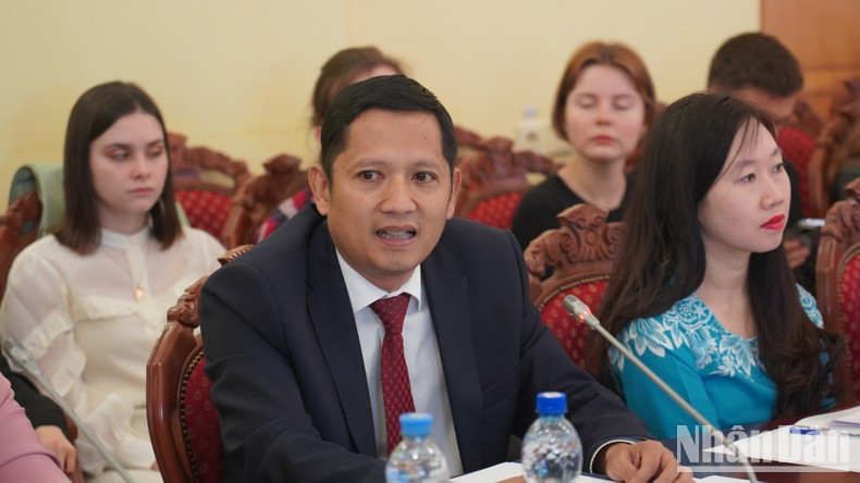 Dr. Nguyen Quoc Hung, Director of the "Traditions and Friendship" Foundation shared about the love of Vietnamese language at the forum. (Photo: XUAN HUNG). Dr. Nguyen Quoc Hung, Director of the "Traditions and Friendship" Foundation shared about the love of Vietnamese language at the forum. (Photo: XUAN HUNG).