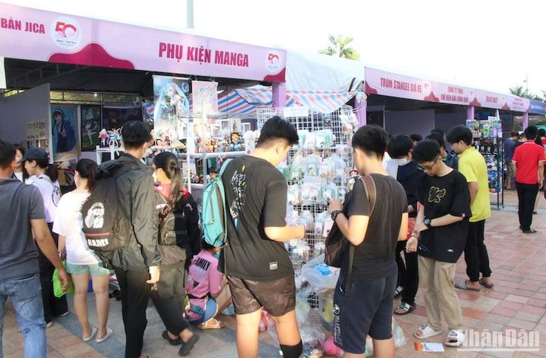 Citizens and visitors to the booths at the festival. (Photo: Anh Dao)
