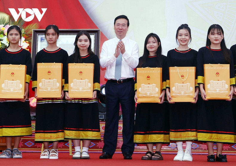 President Vo Van Thuong presents gifts to students who have gained outstanding achievements. (Photo: VOV) President Vo Van Thuong presents gifts to students who have gained outstanding achievements. (Photo: VOV)