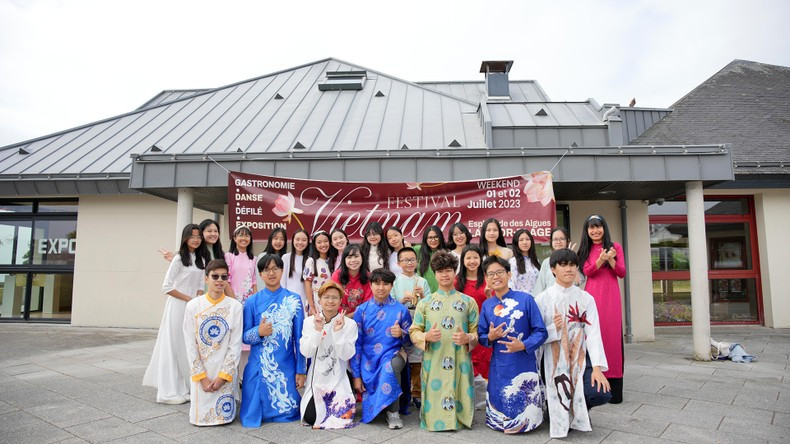 The project features participation of 25 students from all over the world. The project features participation of 25 students from all over the world.