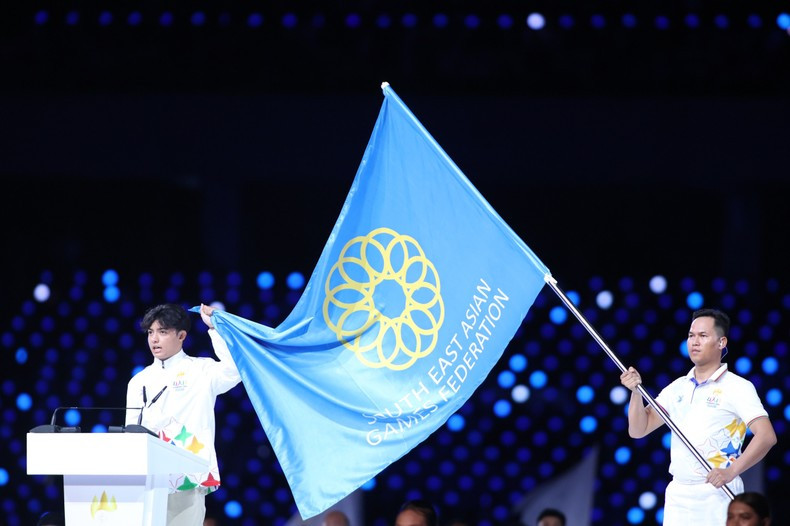 Representatives of athlete and referee forces read the oath.