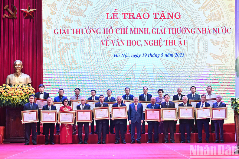 President of Vietnam Fatherland Front Central Committee Do Van Chien Man presents State Awards to authors and representatives from the authors’ families. President of Vietnam Fatherland Front Central Committee Do Van Chien Man presents State Awards to authors and representatives from the authors’ families.