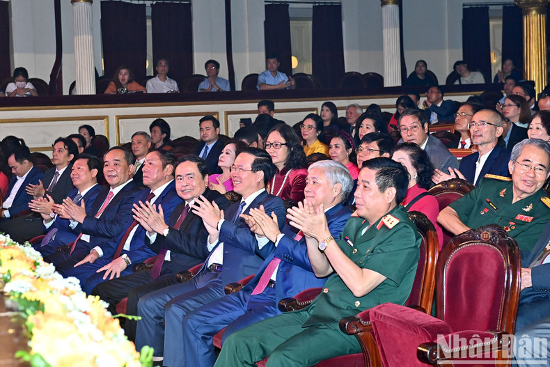 President Vo Van Thuong and other delegates attend the ceremony. President Vo Van Thuong and other delegates attend the ceremony.