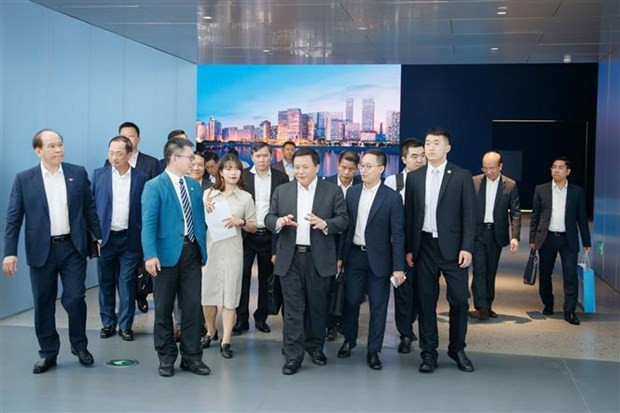 The Vietnamese Party delegation visits Qianhai in Shenzhen city. (Photo: VNA)