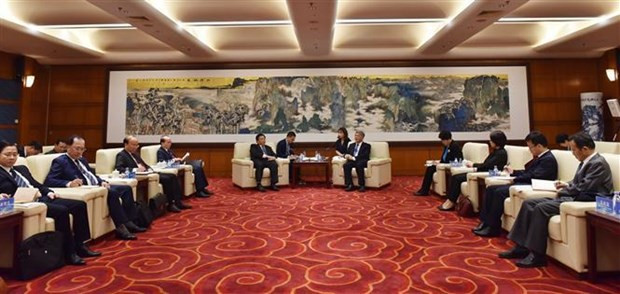 At the working session between Politburo member Nguyen Xuan Thang and Xie Chuntao, member of the Party Central Committee, Standing Vice Rector of the Central Party School of the Communist Party of China. (Photo: VNA)